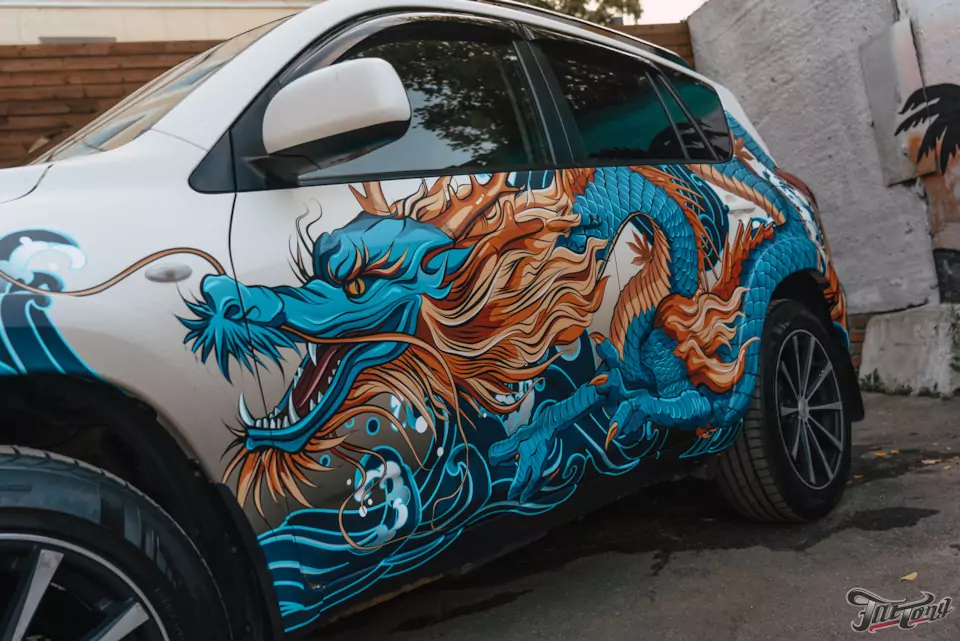 Демонтаж старой пленки и оклейка в винилографию Toyota RAV4. Вторая жизнь — новое лицо.